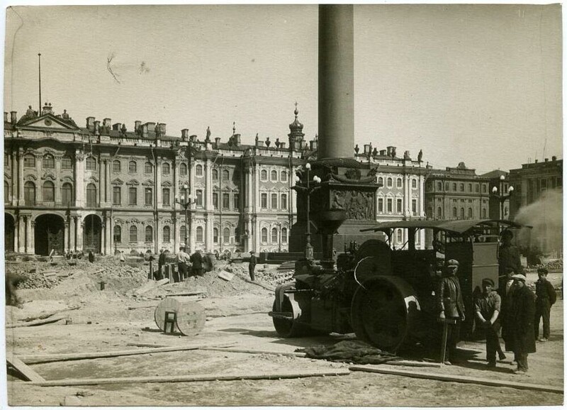 А на площади Урицкого (ныне - Дворцовая) вовсю идёт реконструкция.