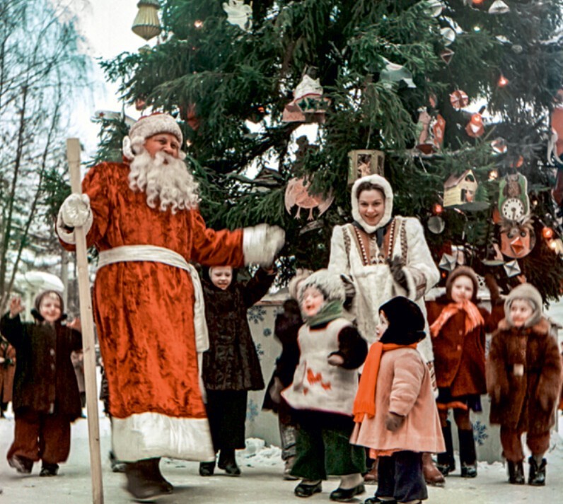 Дед Мороз и Снегурочка с детьми у новогодней ёлки в Тайницком саду Московского Кремля, 1950-е годы