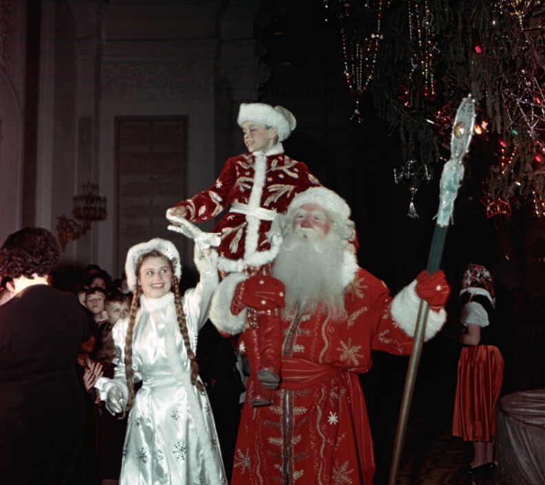 Дед Мороз и Снегурочка у новогодней ёлки в Георгиевском зале Большого Кремлёвского дворца, 1950-е годы