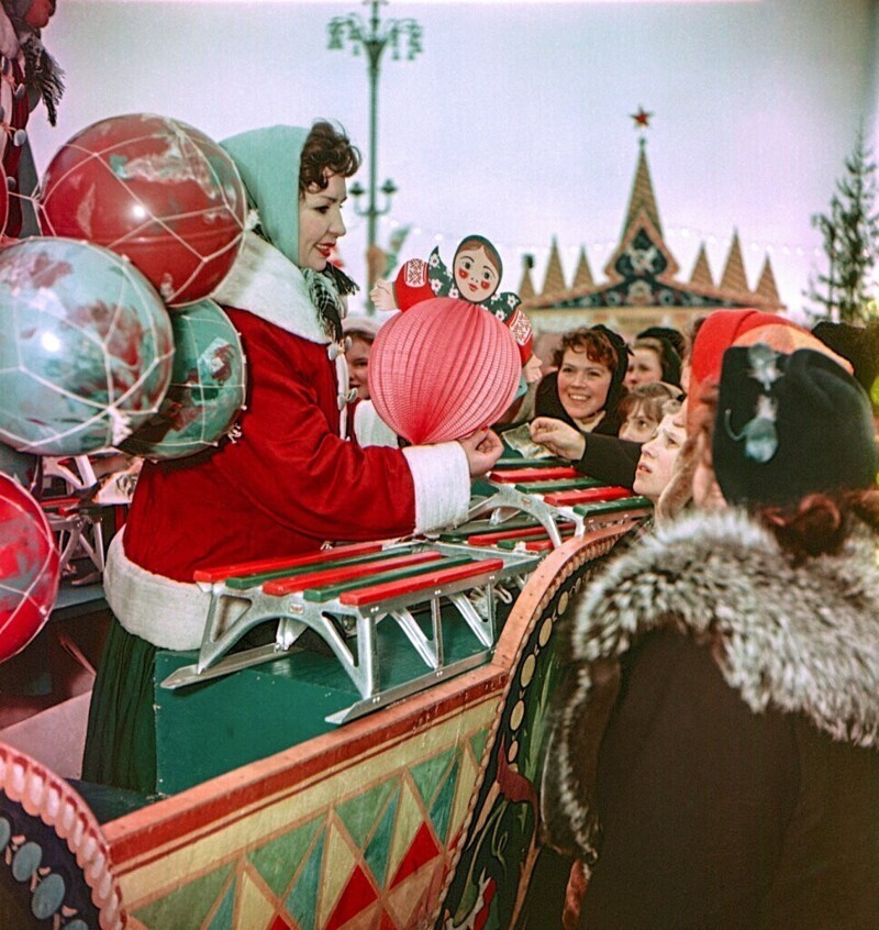 У одного из киосков с новогодними товарами на Центральном стадионе им. В.И. Ленина во время праздника «Русская зима», 1958 год