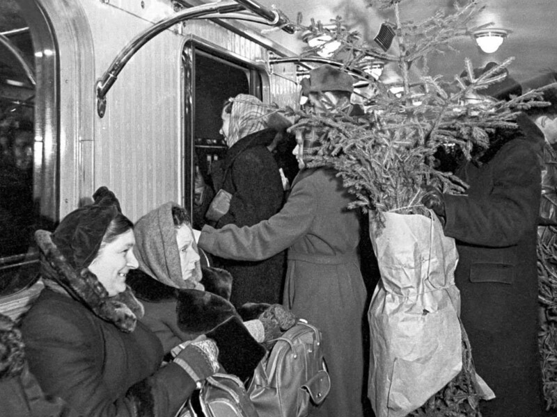 В вагоне поезда Московского метро перед Новым годом, 1955 год