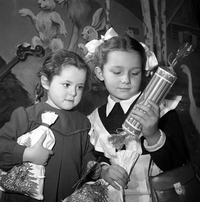 Дети с новогодними подарками от Деда Мороза и Снегурочки, 1955 год
