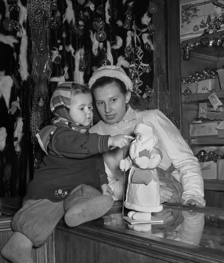 В отделе ёлочных игрушек Петровского пассажа, 1955 год