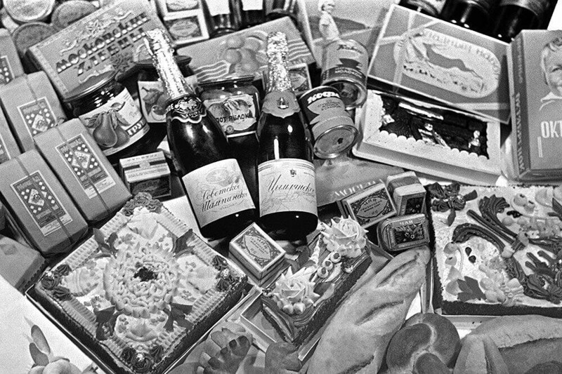 Торты, сладости, чай, шампанское. Праздничный ассортимент в магазине «Елисеевский» в Москве, 1954 год