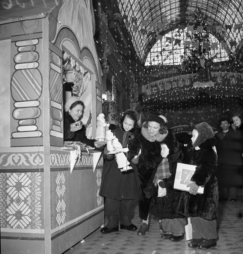 В магазине «Петровский Пассаж» в канун Нового года, 1955 год