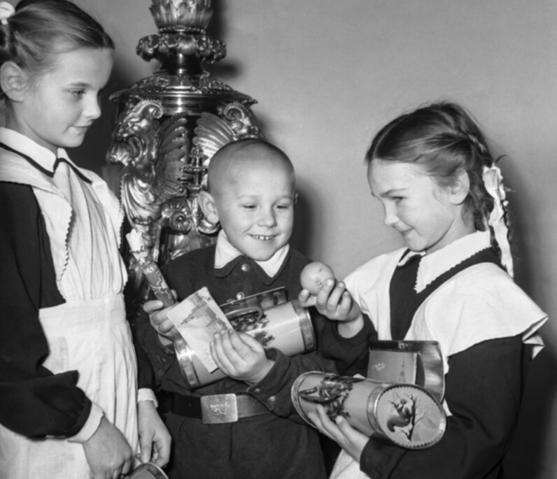 Дети с новогодними подарками, полученными на Ёлке в Кремле, 1956 год