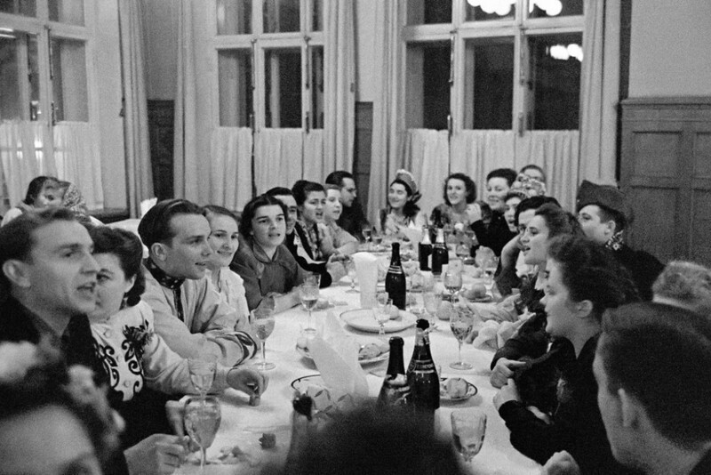 Артисты новогоднего представления в Доме культуры завода имени И.А. Лихачева встречают Новый год, 1954 год