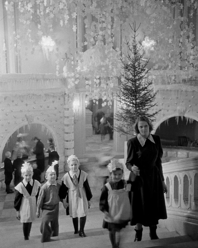 Московские школьники идут на Ёлку в Колонный зал Дома Союзов, 1951 год