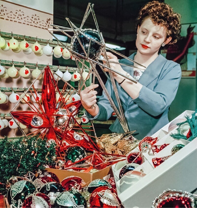 Работница фабрики стеклянных ёлочных украшений с новой ёлочной игрушкой «Спутник», 1959 год