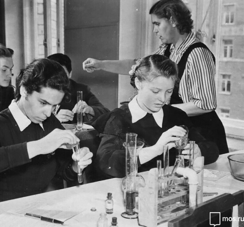 Урок химии в средней школе № 1 города Москвы. CCCР. Автор М.Редькин. 1958 год