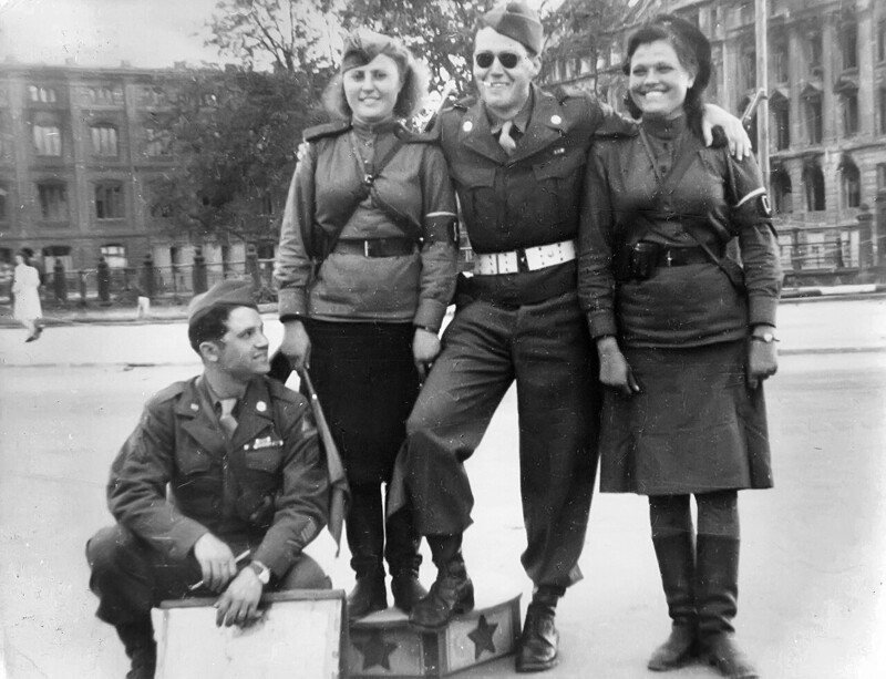 Американские солдаты с советскими девушками-регулировщицами, июль 1945 года
