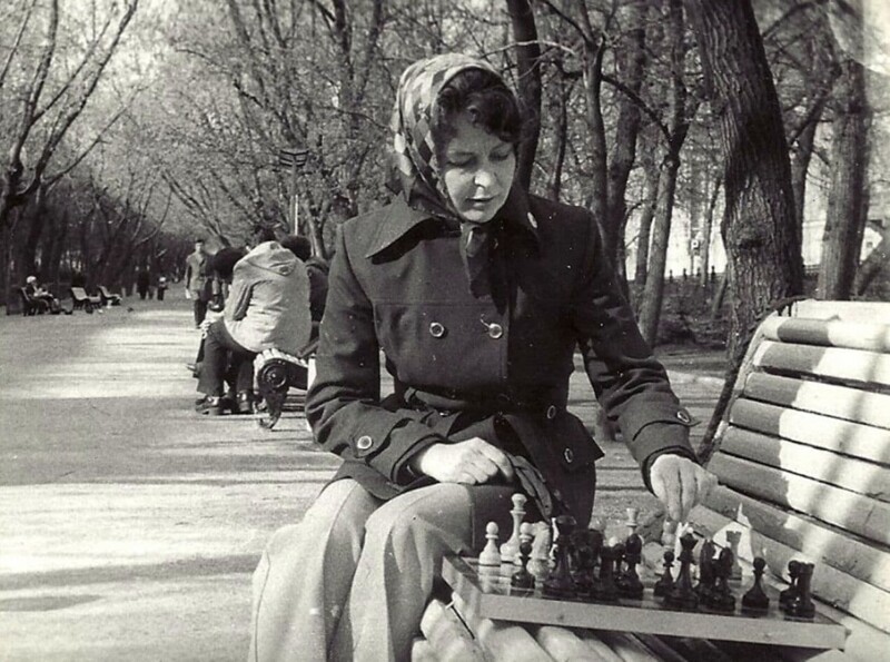 Гоголевский бульвар. Фотография сделана для журнала "Шахматы в СССР", 1976 год