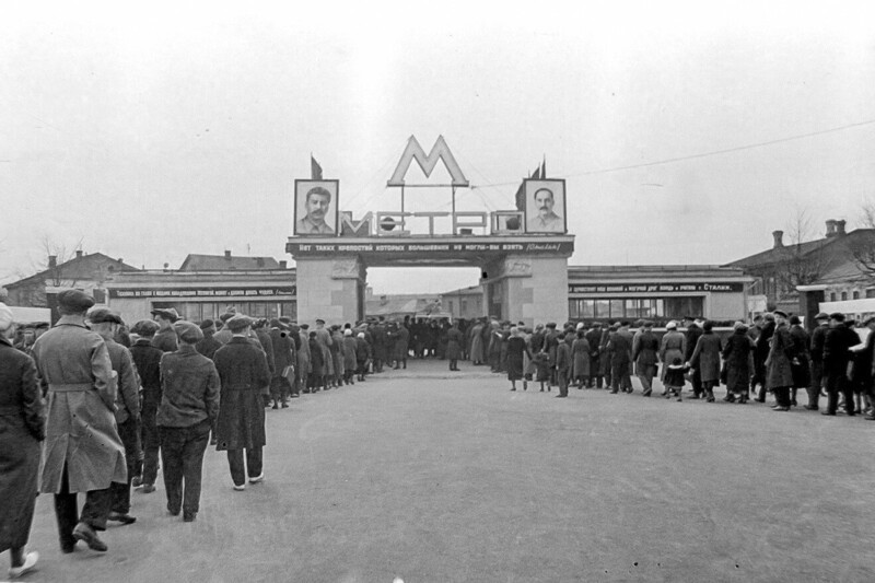 Очередь ко входу на станцию метро «Сокольники». Москва, 1936 год