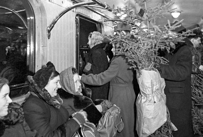 В вагоне поезда московского метро перед Новым годом. Москва. Декабрь 1955 г. Фото М. Озерского