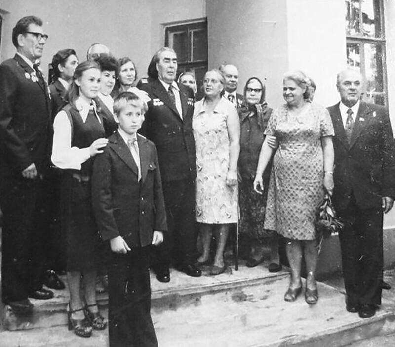 Л.И Брежнев во время посещения своего родного города Днепродзержинска в 1979 году. Во время визита он побывал в доме, где жил