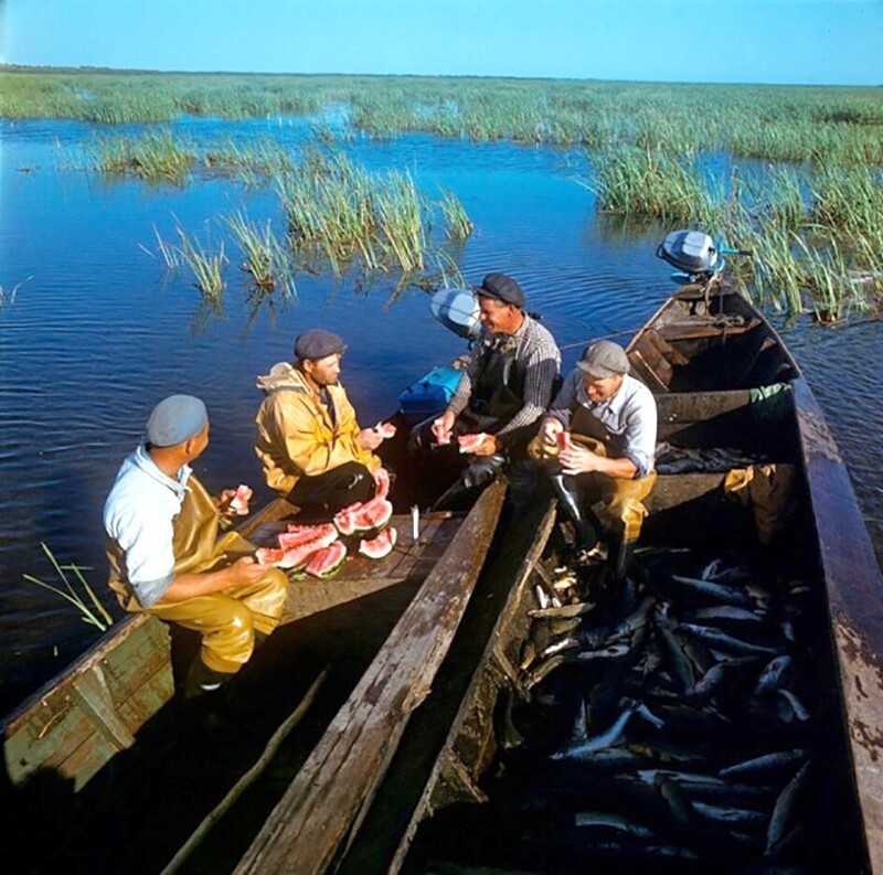 Волжские рыбаки на обеде, Астрахань, 1979 год