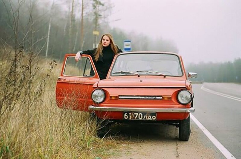 У девушки сломался автомобиль ЗАЗ-968 «Запорожец». Где-то в СССР, 1980-е годы