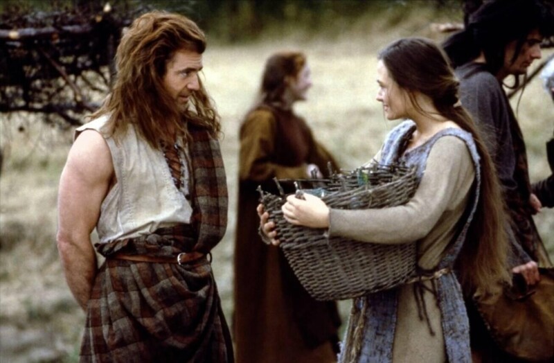 В "Храбром сердце" герой Мела Гибсона носит шотландскую юбку. Но в 13-м веке шотландцы еще не носили никаких юбок-килтов