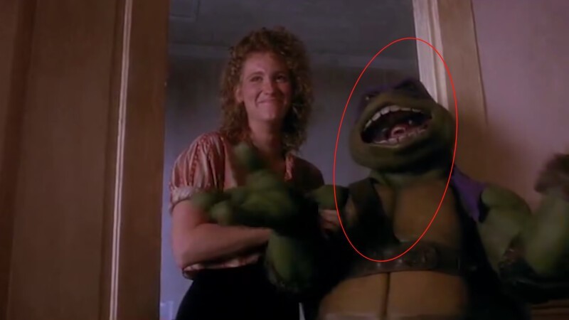 В одной из сцен фильма "Черепашки-ниндзя" (1990) видно актёра под костюмом