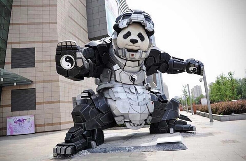 Эта 6-метровая статуя панды в костюме Железного Человека в Гонконге
