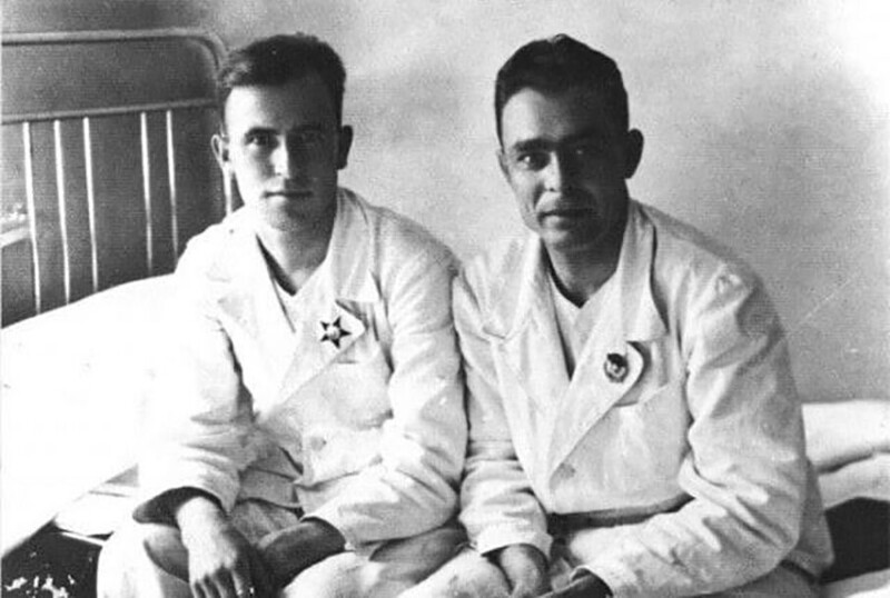 Леонид Ильич Брежнев с сослуживцем в госпитале после ранения, 1943 год
