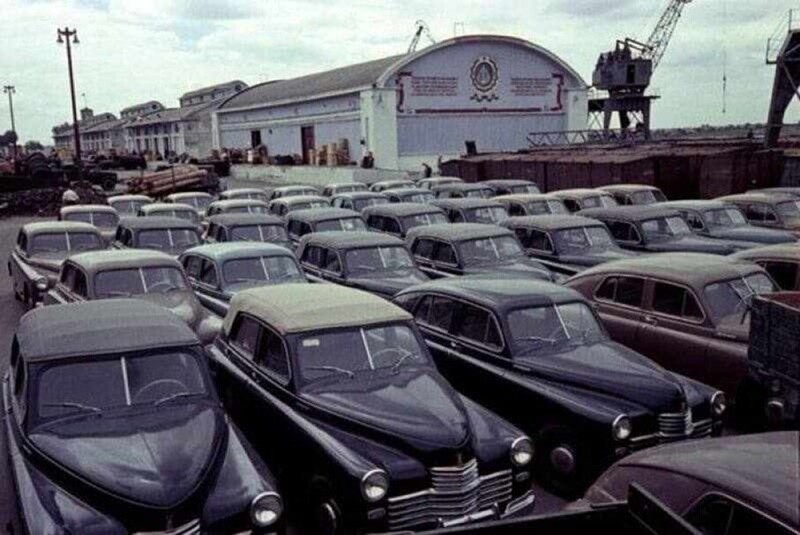Автомобили "Победа" в московском порту. 1956 год