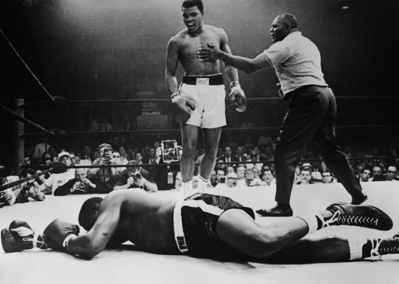 Мухаммед Али отправил Сонни Листона в нокаут уже в первом раунде боя, 1965 год. Этот удар Али вызвал много споров, и его называли "ударом-призраком"