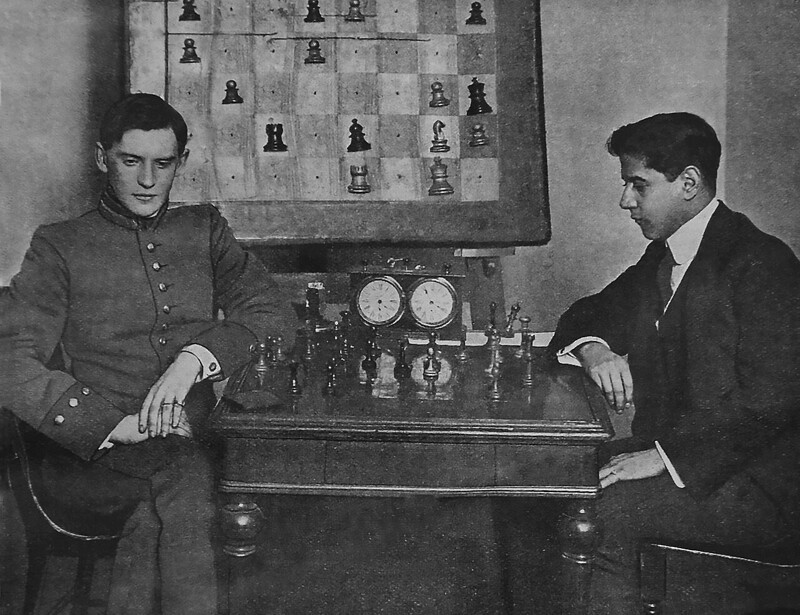 Александр Алехин и Хосе Рауль Капабланка за шахматной партией. Санкт-Петербург, 1914 год