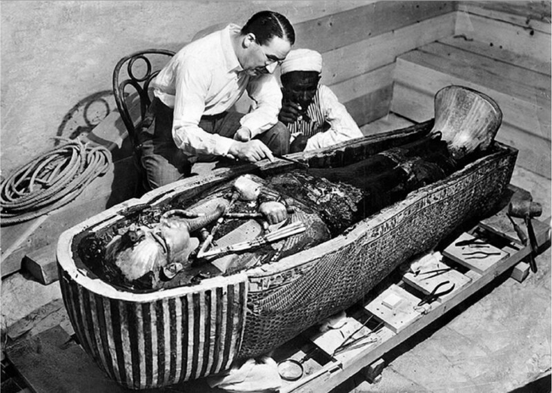 Британский археолог Говард Картер исследует гробницу Тутанхамона, 1922 год