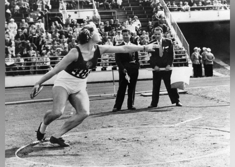 Российская спортсменка Нина Аполлоновна Пономарёва (Ромашкова) во время метания диска, 1952 год. Тогда она стала первой в истории СССР олимпийской чемпионкой
