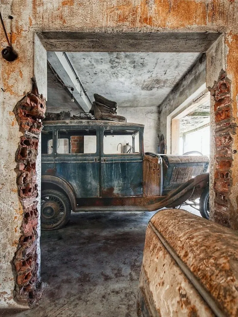 Заброшенный завод в Португалии, внутри которого стоят классические автомобили