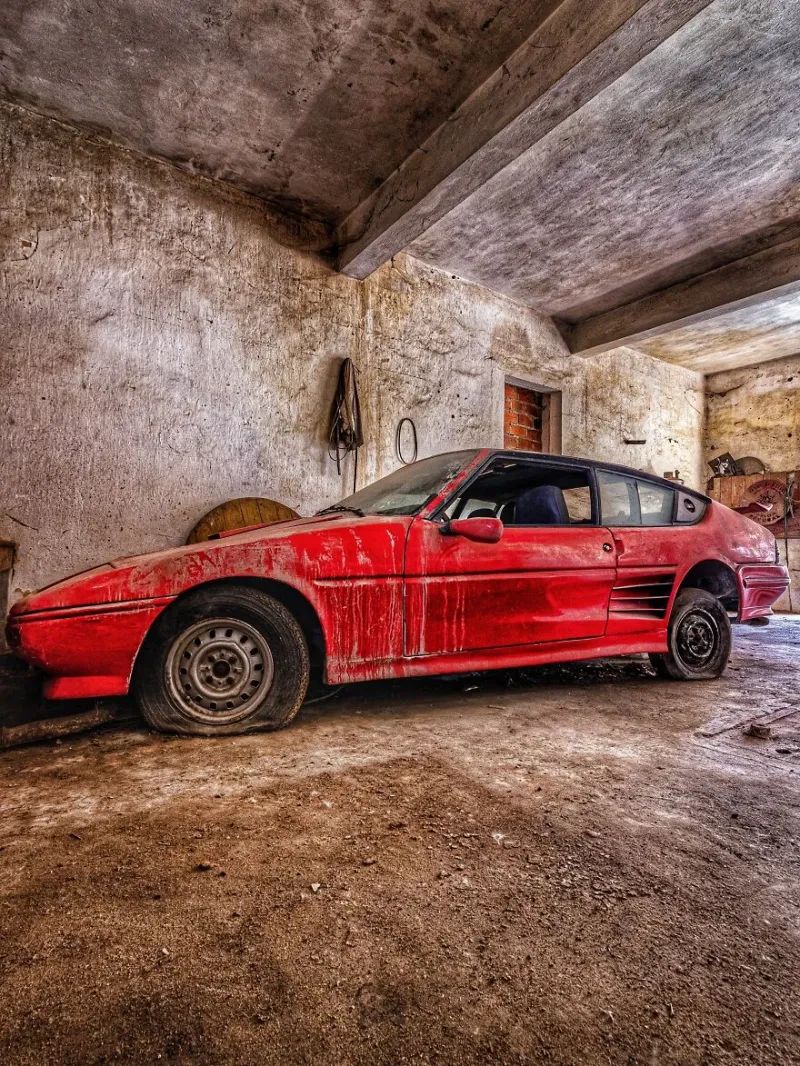 Заброшенный завод в Португалии, внутри которого стоят классические автомобили
