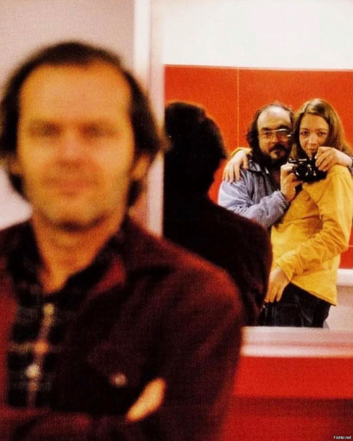 Стэнли Кубрик снимает зеркальное селфи со своей дочерью, а Джек Николсон дума...