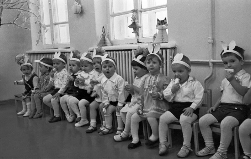 Советские зайки кушают дефицитную пастилу. Новогодний утренник в детском саду. СССР. 1979 год