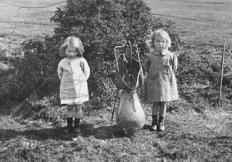 Barbara Gower и Margaret Kemp с неразорвавшейся 110–фунтовой бомбой с Цеппелина. Dereham, Norfolk. Первая мировая