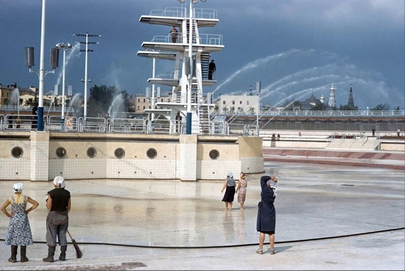 Бассейн "Москва" перед открытием, июль 1960 года