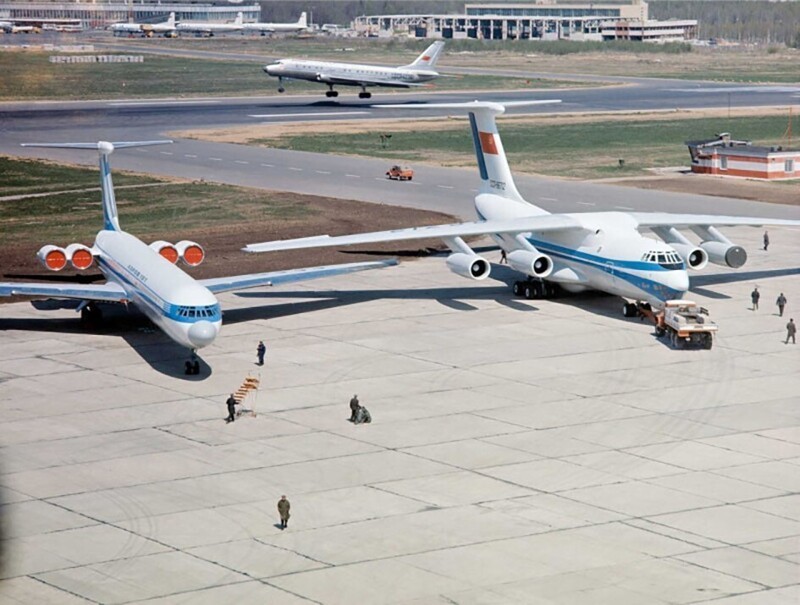 Самолёты Ил-62, Ил-76 и взлетающий Ту-104. Москва, Внуково-2, 1971 год