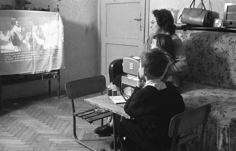 Семейный просмотр диафильма "Робин Гуд". Венгрия, 1958 год