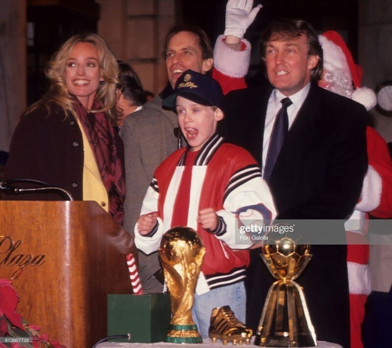 Дональд Трамп и Маколей Калкин на церемонии открытия рождественской елки в отеле Plaza, 1991 год