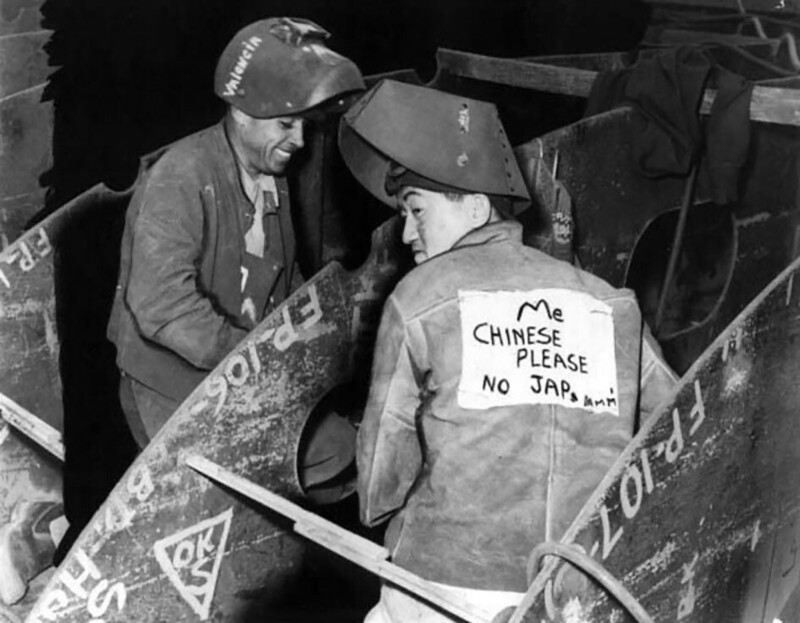 Китайский рабочий не хочет чтобы его принимали за японца. Лос-Анджелес, 1942 год