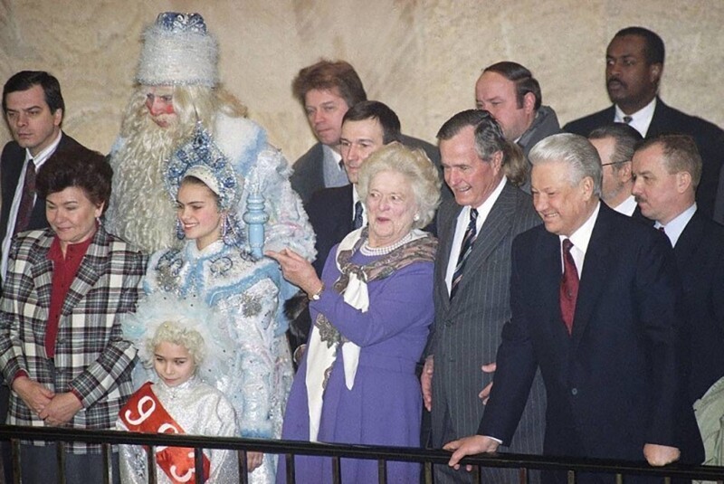 Президент России Борис Ельцин, президент США Джордж Буш с женами, Наиной и Барбарой на новогоднем детском празднике в Кремлевском Дворце съездов, 3 января 1993 год