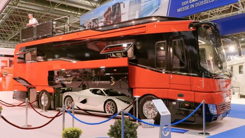 В самом дорогом доме на колесах 2022 года есть место для хранения суперкара Ferrari и терраса на крыше