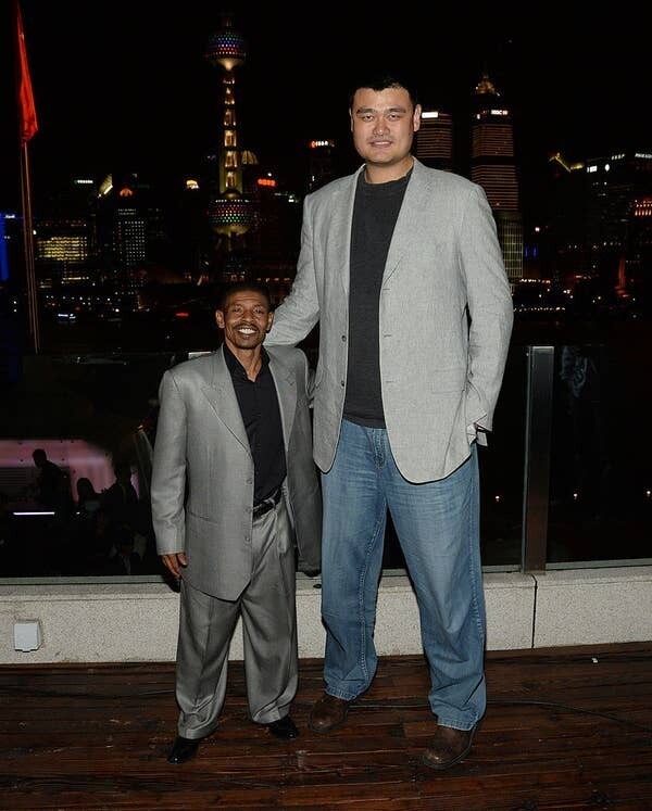 18. Мужчина слева, Маггси Богз, играл в НБА почти в два раза дольше, чем мужчина справа, Яо Мин
