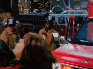 18. Актеры массовки не застрахованы от травм. Например, этому пожарному из "Рождества с неудачниками" прилетело по голове...