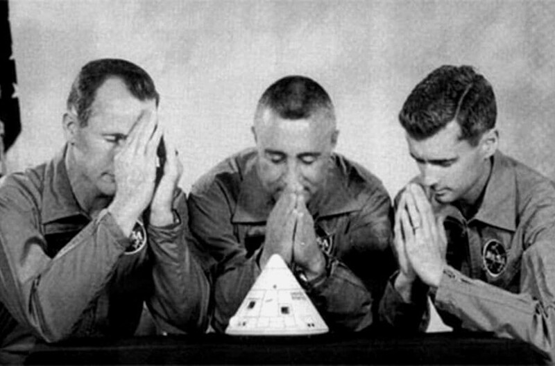 Астронавты Роджер Чаффи, Вирджил Гриссом и Эд Уайт (экипаж "Аполлон-1") в шутку молятся над миниатюрной копией своего командного модуля. 