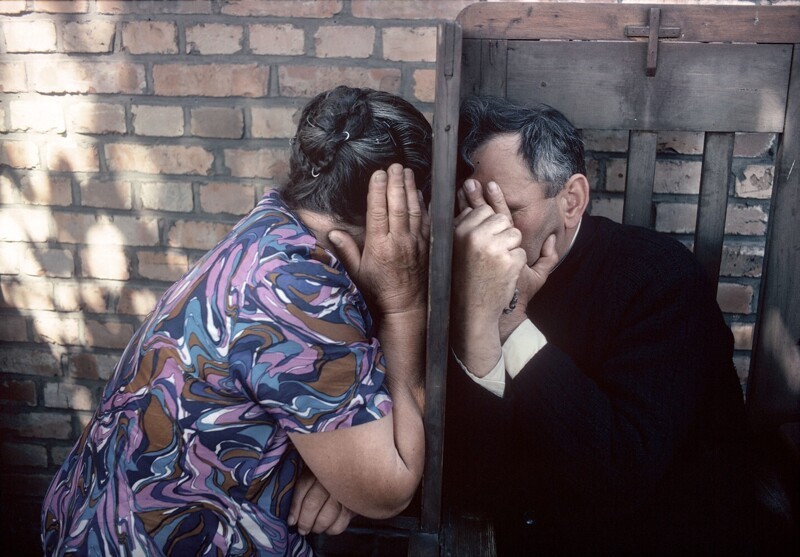 Священник слушает исповедь в Ченстохове, юг Польши, 1979 год