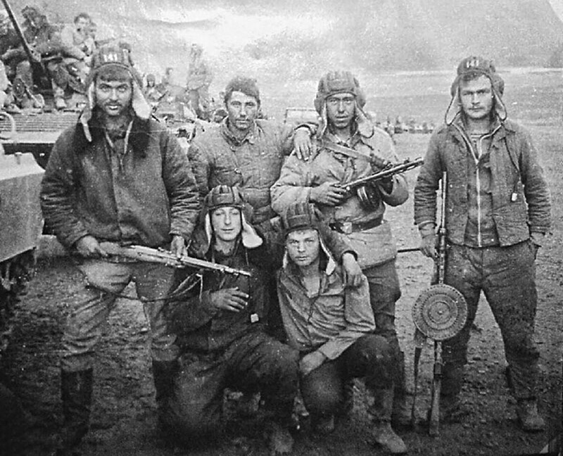 Советские солдаты с трофейным оружием в Афганистане, 1980-е