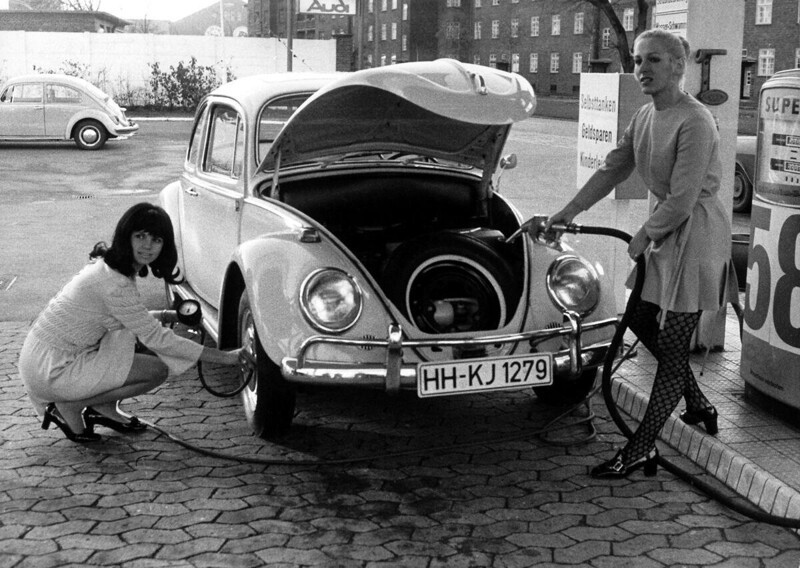 Заправка автомобиля Фольксваген «Жук», Германия, 1970-е