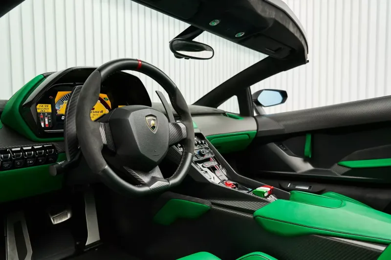 Второй из девяти родстеров Lamborghini Veneno продают "всего" за 9,5 миллионов долларов