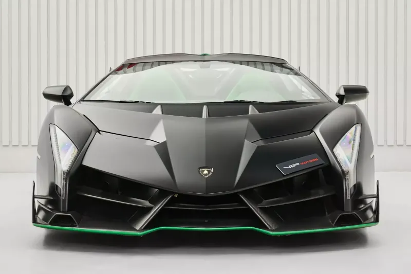 Второй из девяти родстеров Lamborghini Veneno продают "всего" за 9,5 миллионов долларов